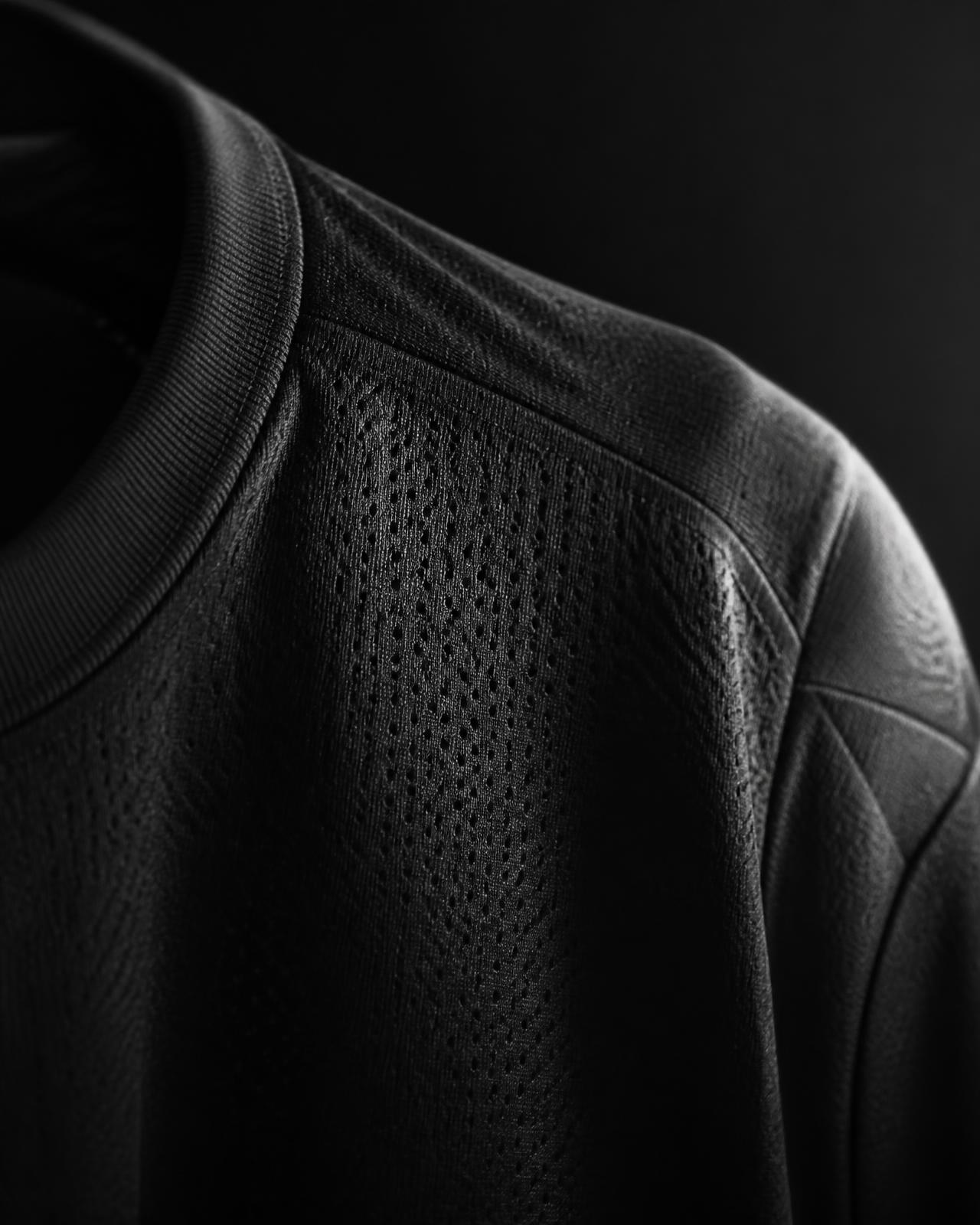 Detalle macro de la tela y costuras de un jersey negro premium