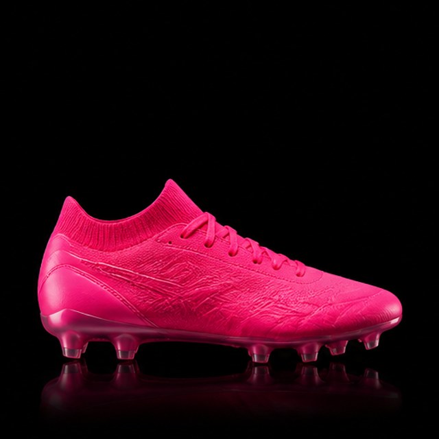 Tachón de fútbol rosa de tejido knit sobre fondo negro